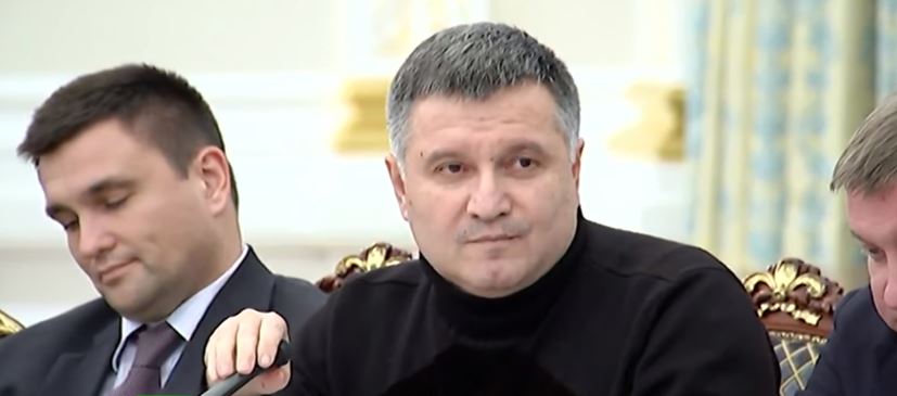 Ουκρανός υπουργός ρίχνει νερό στον πρώην πρόεδρο της Γεωργίας – ΒΙΝΤΕΟ