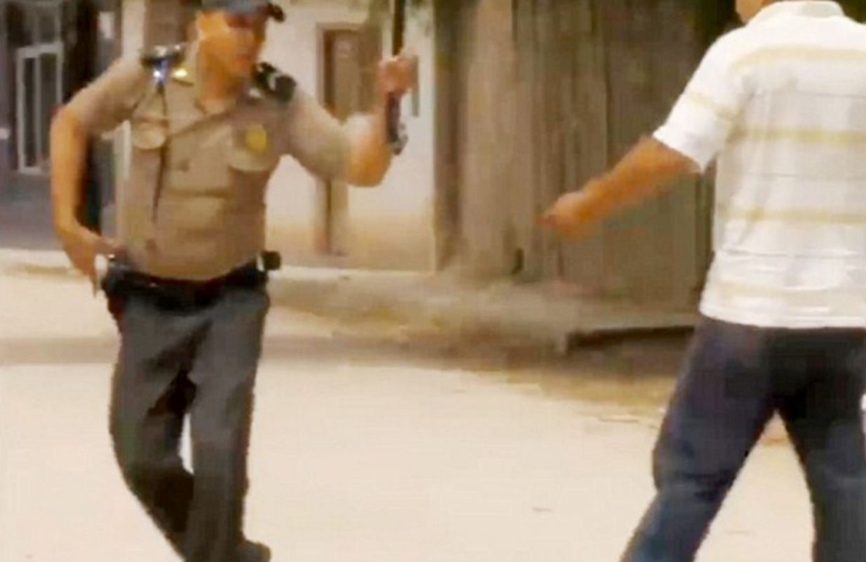 Ο αστυνομικός έδωσε κλήση και ο οδηγός…μπουνιές – ΒΙΝΤΕΟ