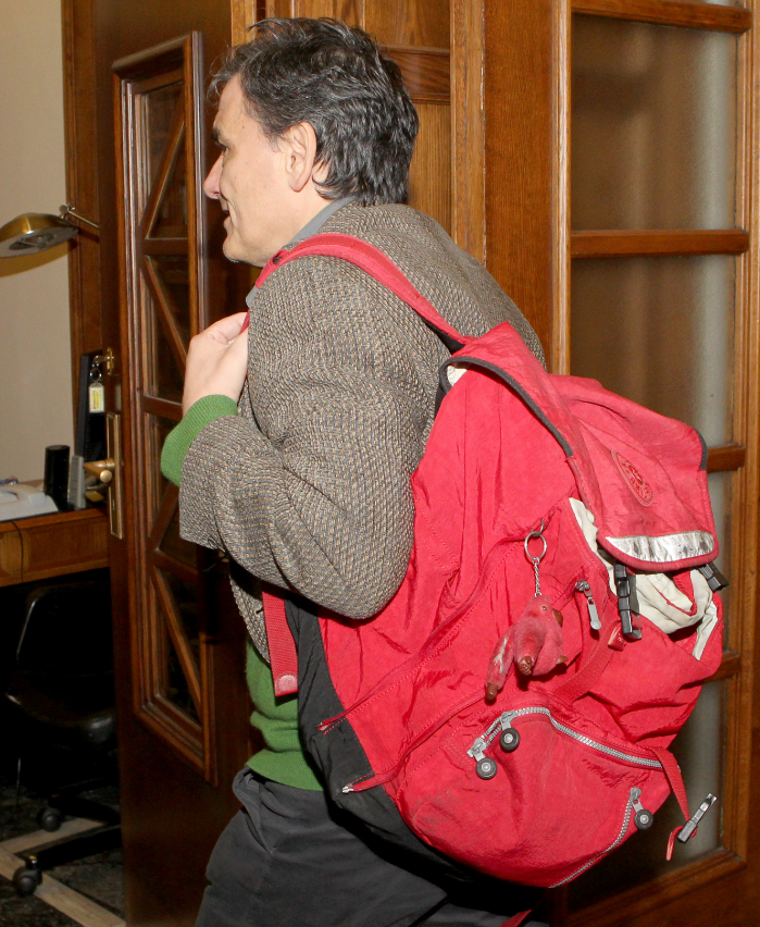 Με τον καφέ στο χέρι προσήλθε στο υπουργικό συμβούλιο ο Τσακαλώτος – ΦΩΤΟ