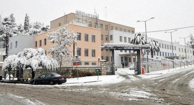 Χιονίζει στη Λαμία – Αντιολισθητικές αλυσίδες για το Καρπενήσι