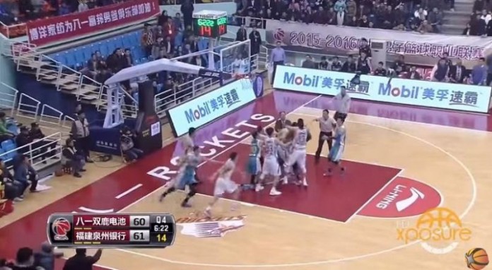 “Ρινγκ” στο παρκέ σε αγώνα μπάσκετ στη Κίνα – ΒΙΝΤΕΟ