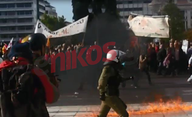 Μολότοφ και επεισόδια στο Σύνταγμα – ΒΙΝΤΕΟ