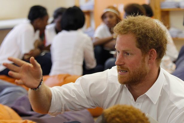 O πρίγκιπας Χάρι συμβουλεύει μαθητές να μη μιμηθούν τις ατασθαλίες του