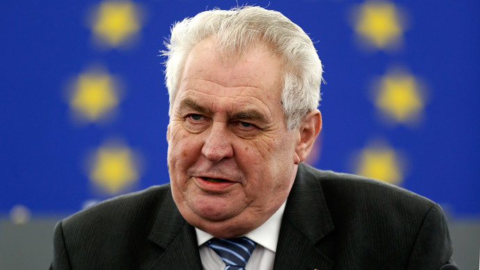 Μεθυσμένος σε δημόσιες εμφανίσεις ο πρόεδρος της Τσεχίας – ΒΙΝΤΕΟ