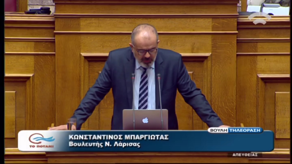 Ο βουλευτής με το laptop στο… βήμα