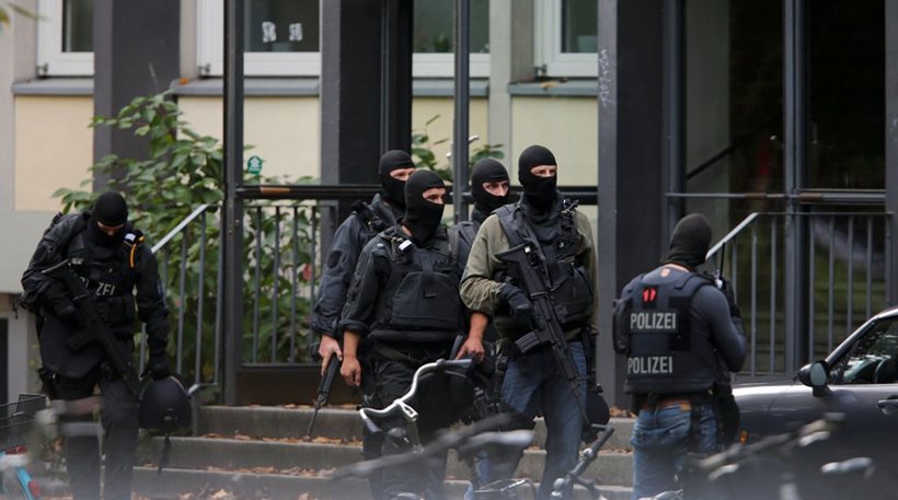 Bild – Πρόσφυγες κατείχαν ίδια διαβατήρια με τους τρομοκράτες του Παρισιού