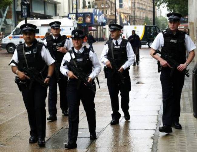 Συναγερμός στο Λονδίνο – Ένοπλος σε εμπορικό κέντρο