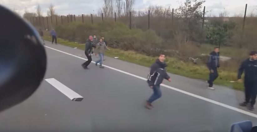 Νέο κρούσμα ρατσισμού με Ούγγρο οδηγό φορτηγού που προσπαθεί να παρασύρει πρόσφυγες – ΒΙΝΤΕΟ