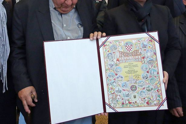 Όσκαρ ατυχίας: Του έπεσε το παντελόνι την ώρα που έπαιρνε βραβείο – ΦΩΤΟ