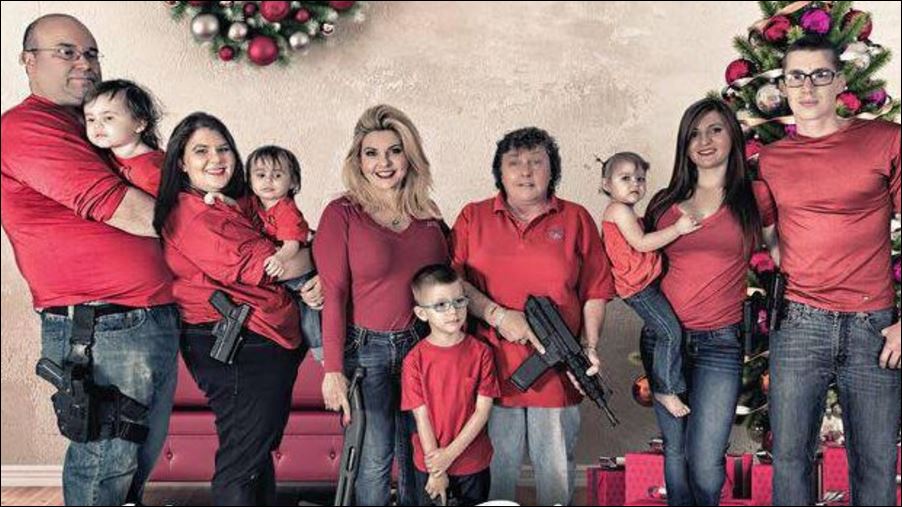 Αμερικανίδα πολιτικός εύχεται “Καλά Χριστούγεννα” και φωτογραφίζεται με… όπλο – ΦΩΤΟ