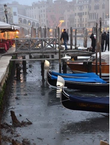 Ρεκόρ υποχώρησης υδάτων στη Βενετία – Δυσκολεύονται να κινηθούν οι γόνδολες – ΦΩΤΟ