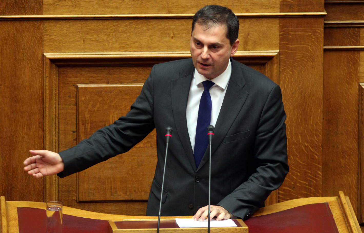 Θεοχάρης: Την ώρα που η κυβέρνηση κόβει συντάξεις, κάνει απευθείας αναθέσεις