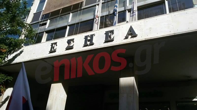 Η συγκέντρωση των δημοσιογράφων έξω από την ΕΣΗΕΑ – ΦΩΤΟ