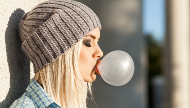 Κολλημένη τσίχλα σε μαλλιά ή ρούχα; Βγάλτε την πανεύκολα