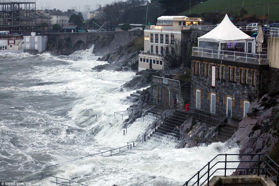 Η καταιγίδα Φρανκ “πνίγει” τη Βρετανία – Συγκλονιστικές ΦΩΤΟ