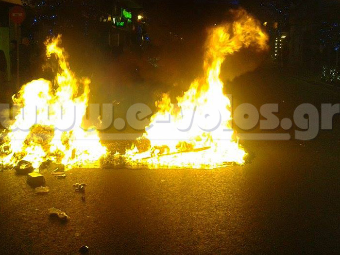 Επεισόδια στο Βόλο και επίθεση στο αστυνομικό τμήμα – ΦΩΤΟ