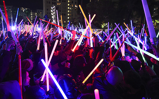 Χιλιάδες φωτόσπαθα στη μεγαλύτερη μάχη των φανατικών του Star Wars – ΒΙΝΤΕΟ