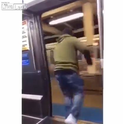 Πρωτοφανές περιστατικό στο μέτρο των ΗΠΑ – Πήδηξε από το βαγόνι – ΒΙΝΤΕΟ