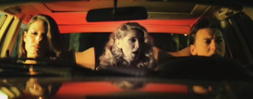 Το “απαγορευμένο” φιλί της Ηλιάδη στην Κορινθίου – ΒΙΝΤΕΟ