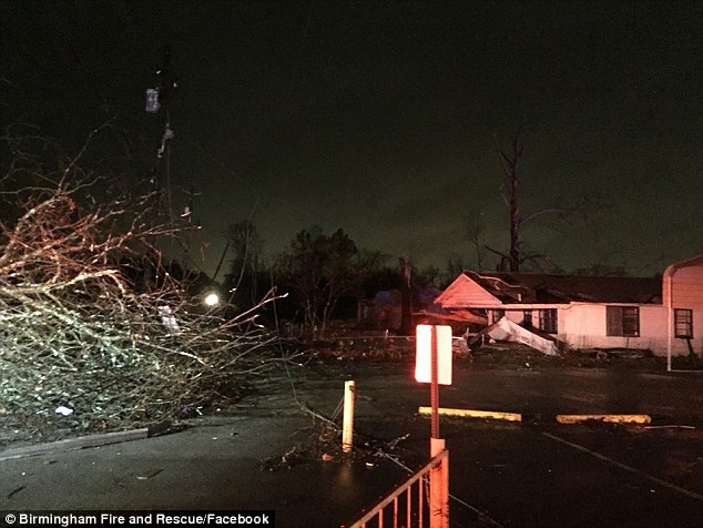 ΗΠΑ – Ανεμοστρόβιλος «χτύπησε» την Αλαμπάμα – ΦΩΤΟ