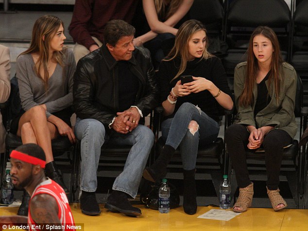 Ο Σταλόνε σε αγώνα μπάσκετ με τις κόρες του – ΦΩΤΟ