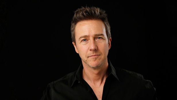 Ο Έντουαρντ Νόρτον συγκεντρώνει χρήματα για Σύρο πρόσφυγα