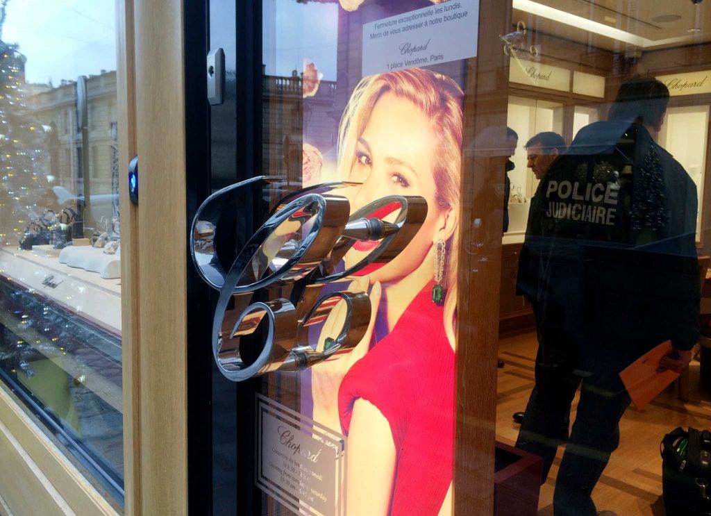 Ληστεία σε κοσμηματοπωλείο του οίκου Chopard κοντά στο Μέγαρο των Ηλυσίων – ΦΩΤΟ
