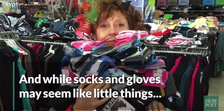 Η Σούζαν Σάραντον αγοράζει κάλτσες και γάντια για τους πρόσφυγες – ΒΙΝΤΕΟ