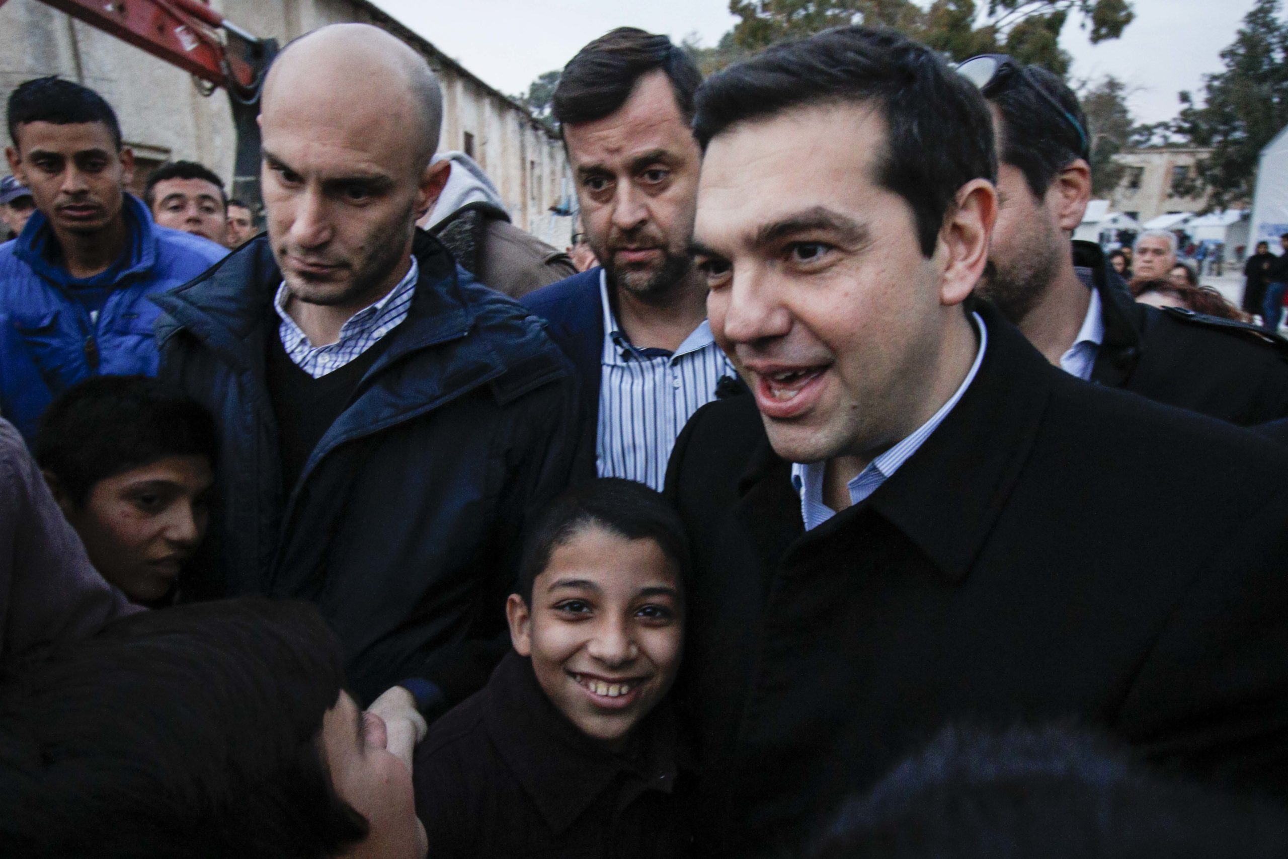 Ο Τσίπρας αγκαλιά με τα προσφυγόπουλα στη Λέρο – ΦΩΤΟ