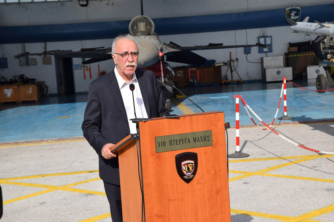 “Πιλότος” σε μαχητικό F16 ο Βίτσας – ΦΩΤΟ