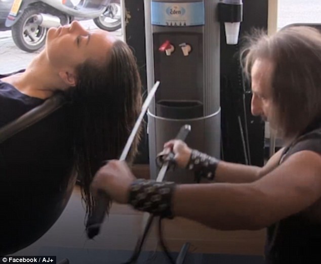 Σαμουράι κουρεύει με σπαθιά και φωτιά τους πελάτες του – ΦΩΤΟ – ΒΙΝΤΕΟ