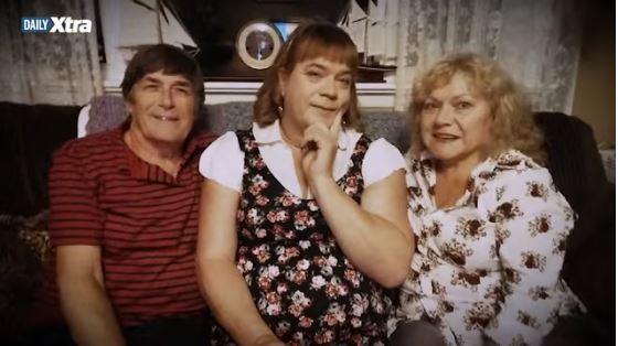 46χρονος παράτησε την οικογένεια του και ζει σαν 6χρονο κορίτσι – ΒΙΝΤΕΟ