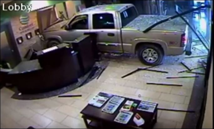 Δεν δέχτηκαν την πιστωτική του και… μπήκε με το αγροτικό – ΒΙΝΤΕΟ