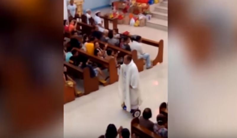 Ιερέας… ψάλλει πάνω σε hoverboard – ΒΙΝΤΕΟ