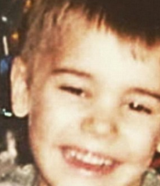 Αναγνωρίζετε τον μικρό της φωτογραφίας;