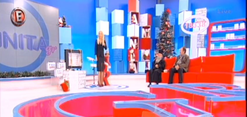 Το μίνι της Αννίτας ενόχλησε τον ιερέα – ΒΙΝΤΕΟ