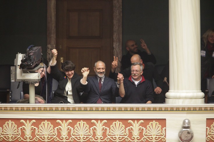 Με φιλιά υποδέχθηκαν στη Βουλή την ψήφιση του συμφώνου συμβίωσης – ΦΩΤΟ