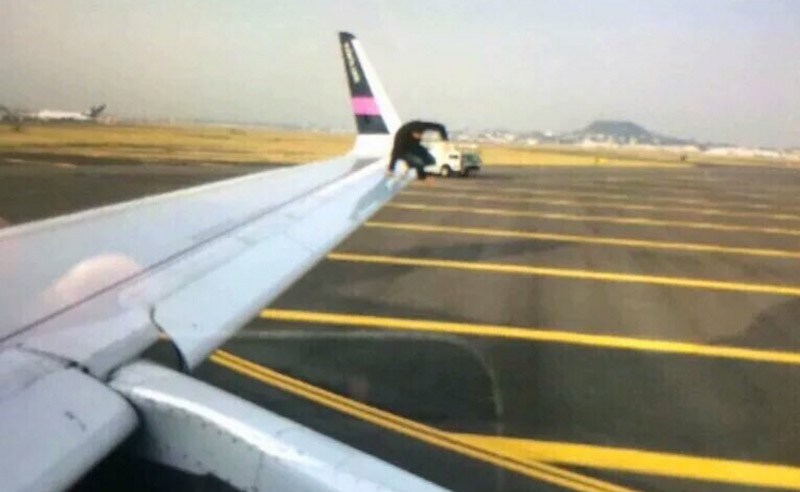 Επιβάτης παραβίασε την έξοδο κινδύνου και πήδηξε από το αεροπλάνο – ΦΩΤΟ