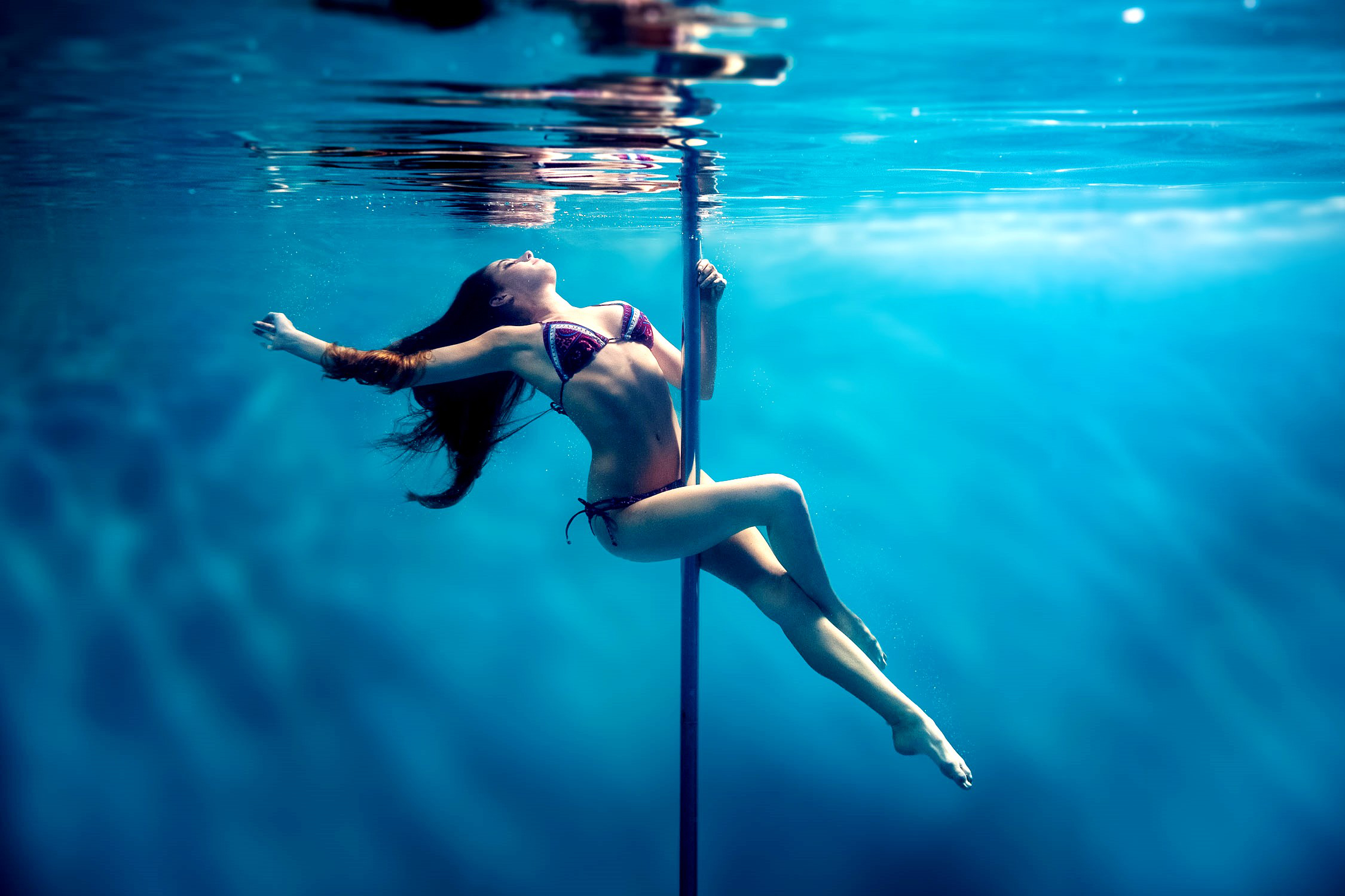 Τώρα και υποβρύχιο pole dancing – ΦΩΤΟ