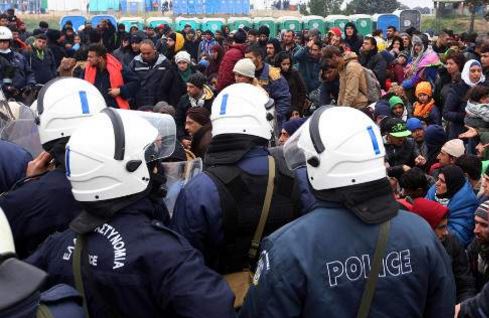 Η αστυνομία απομακρύνει μετανάστες από την Ειδομένη και ανοίγει τη σιδηροδρομική γραμμή