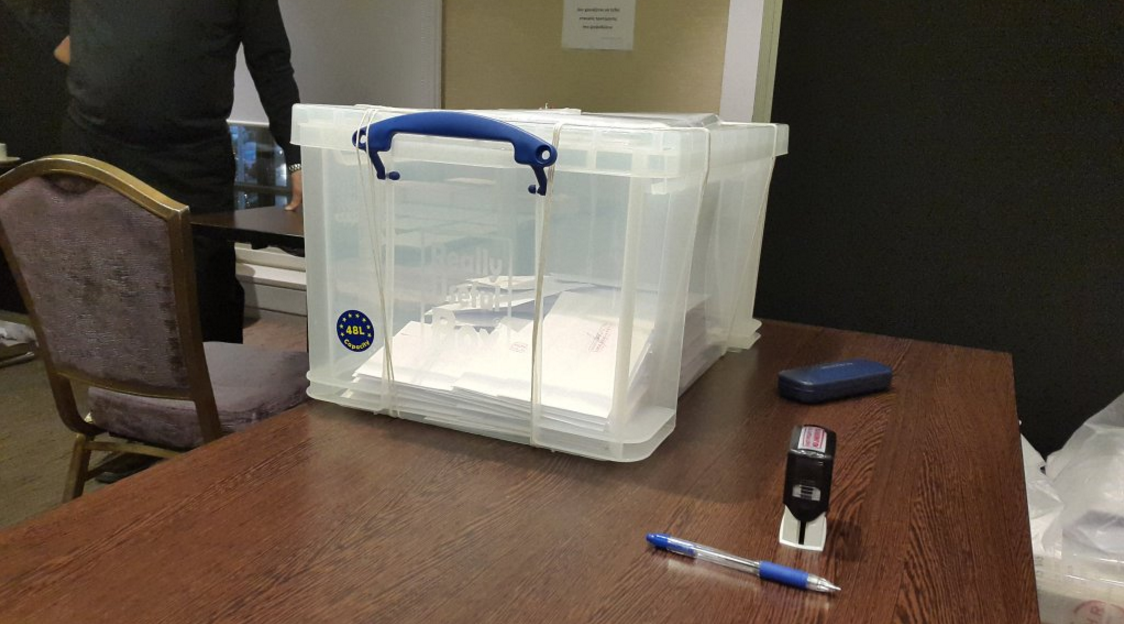 Μεγάλη προσέλευση και στο εκλογικό τμήμα του Λονδίνου – ΦΩΤΟ