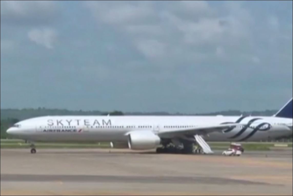 Η βόμβα και η αναγκαστική προσγείωση του αεροπλάνου της Air France – ΒΙΝΤΕΟ