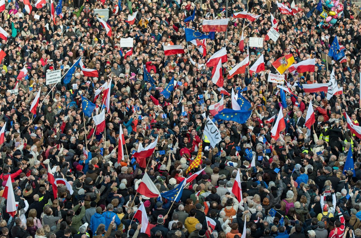 Μαζικές διαδηλώσεις ενάντια στην κυβέρνηση στην Πολωνία – ΦΩΤΟ