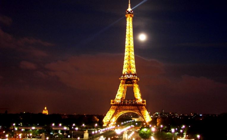 Λιγότεροι ταξιδιώτες επιλέγουν το Παρίσι τα φετινά Χριστούγεννα