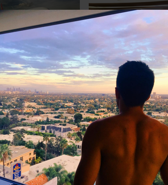 Ένας “άστεγος” που ταξιδεύει σε όλο τον κόσμο στην Α’ θέση – ΦΩΤΟ