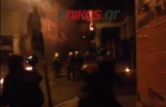 Φωτιά σε μπαλκόνι στα Εξάρχεια – BINTEO – ΤΩΡΑ