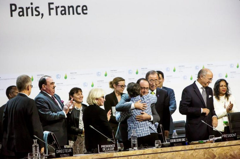 Σε πανηγυρικό κλίμα οι 195 χώρες υιοθέτησαν στο Παρίσι την κλιματική αλλαγή