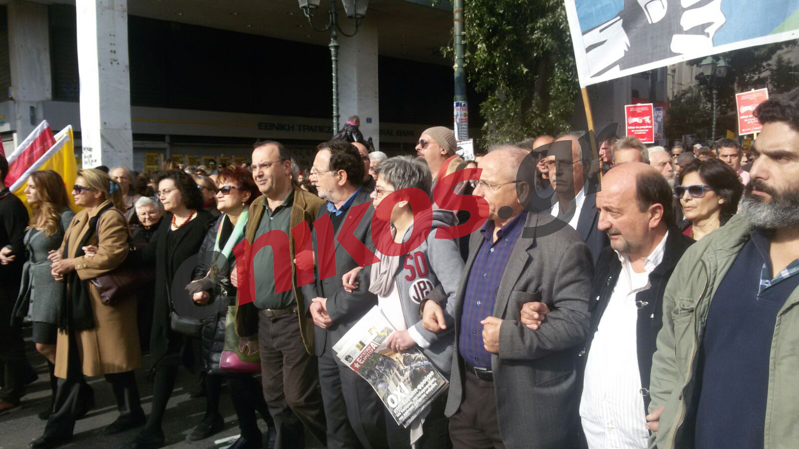 Λαφαζάνης – Στρατούλης- Βαλαβάνη διαδηλώνουν στο Σύνταγμα – ΦΩΤΟ