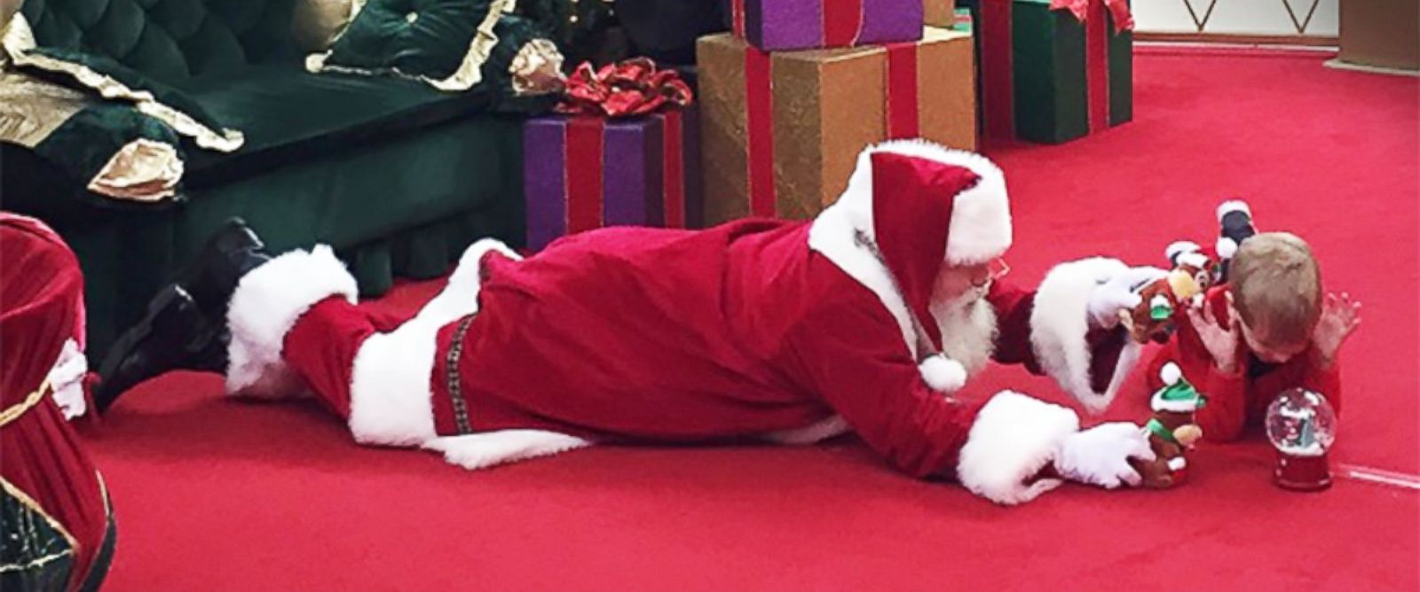 Γιατί αυτός ο Άγιος Βασίλης είναι ξαπλωμένος στο πάτωμα; – ΦΩΤΟ