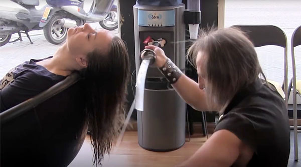 Κομμωτής-σαμουράι κουρεύει με σπαθιά και φωτιές – ΦΩΤΟ – ΒΙΝΤΕΟ